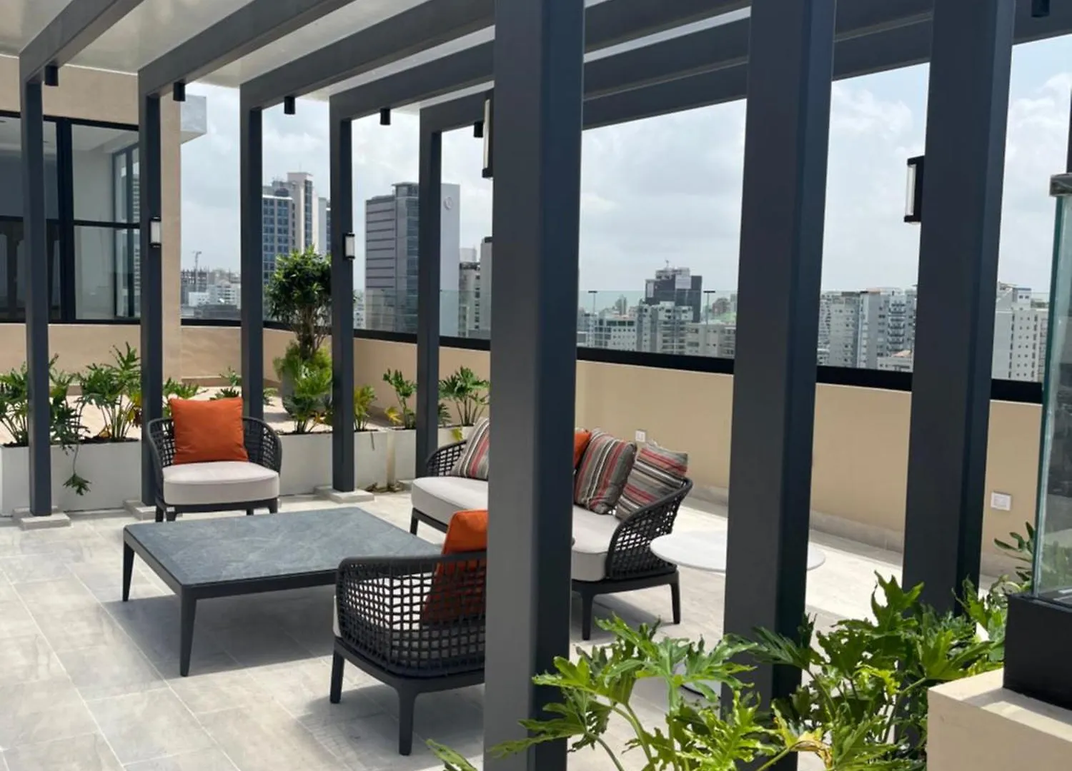 New Luxury 2Br King Bed, Gym, & Pool In The Heart Of Santo Domingo Apartment